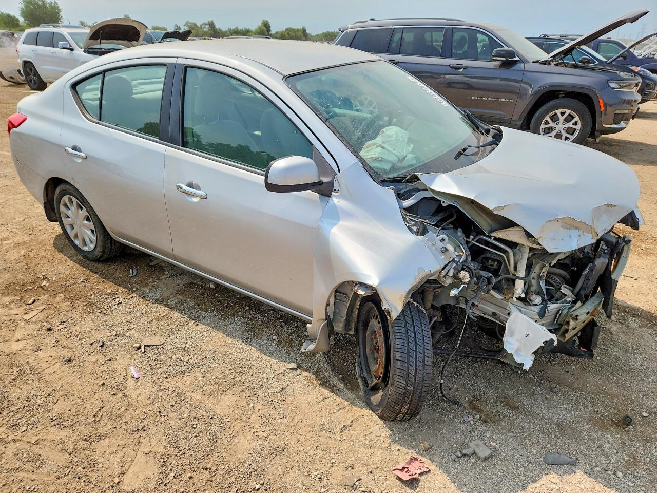 2012 Nissan Versa 1.6 S Silver vin: 3N1CN7APXCL845774