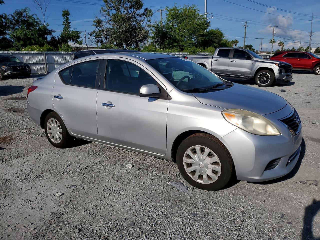 2013 Nissan Versa 1.6 S Silver vin: 3N1CN7APXDL859918
