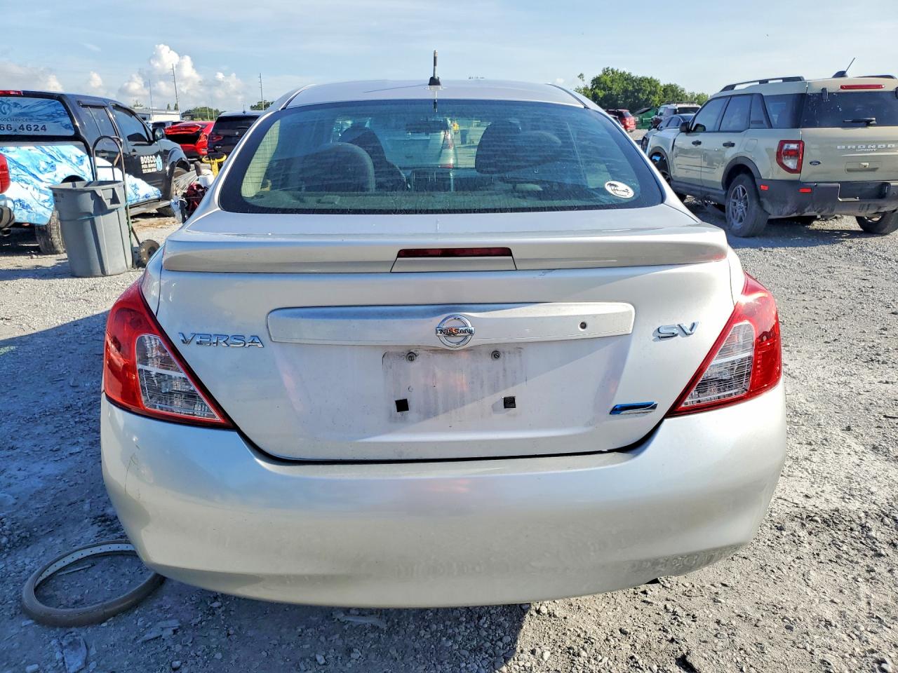 2013 Nissan Versa 1.6 S Silver vin: 3N1CN7APXDL859918