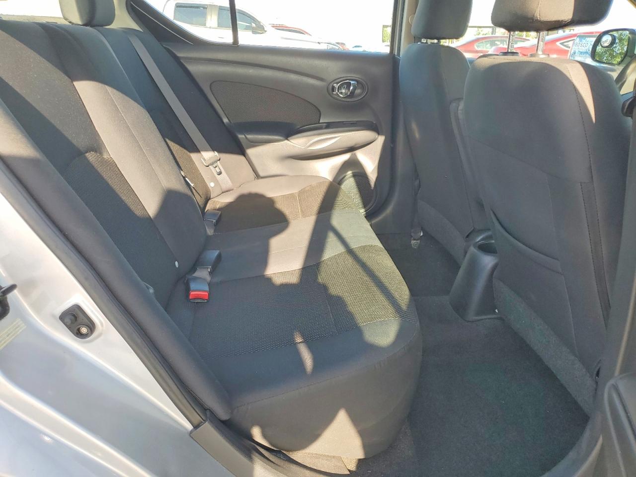 2013 Nissan Versa 1.6 S Silver vin: 3N1CN7APXDL859918