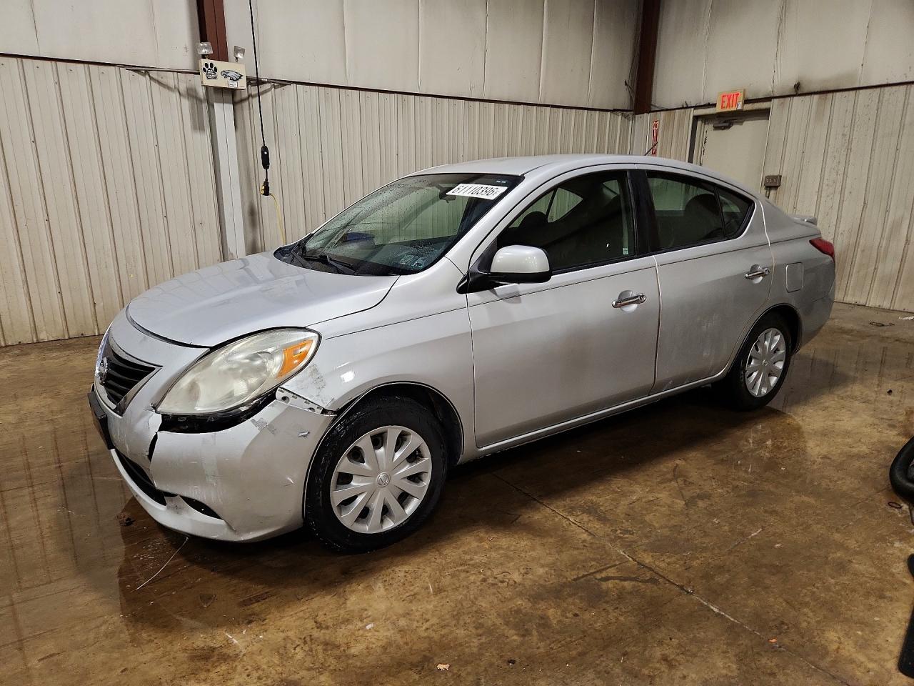 2013 Nissan Versa S Серебряный vin: 3N1CN7APXDL871891