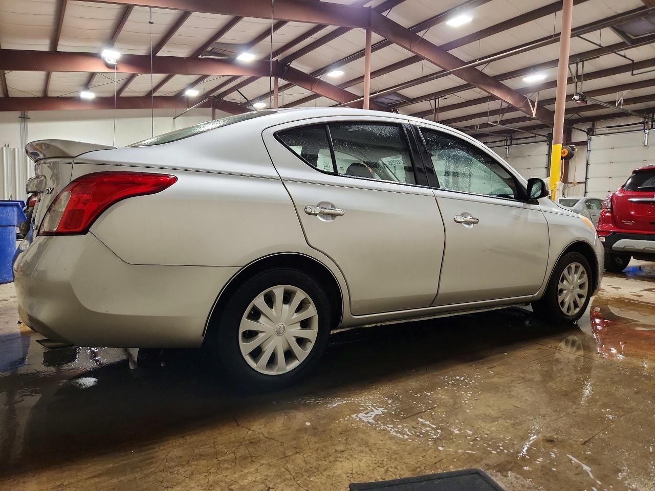2013 Nissan Versa S Серебряный vin: 3N1CN7APXDL871891