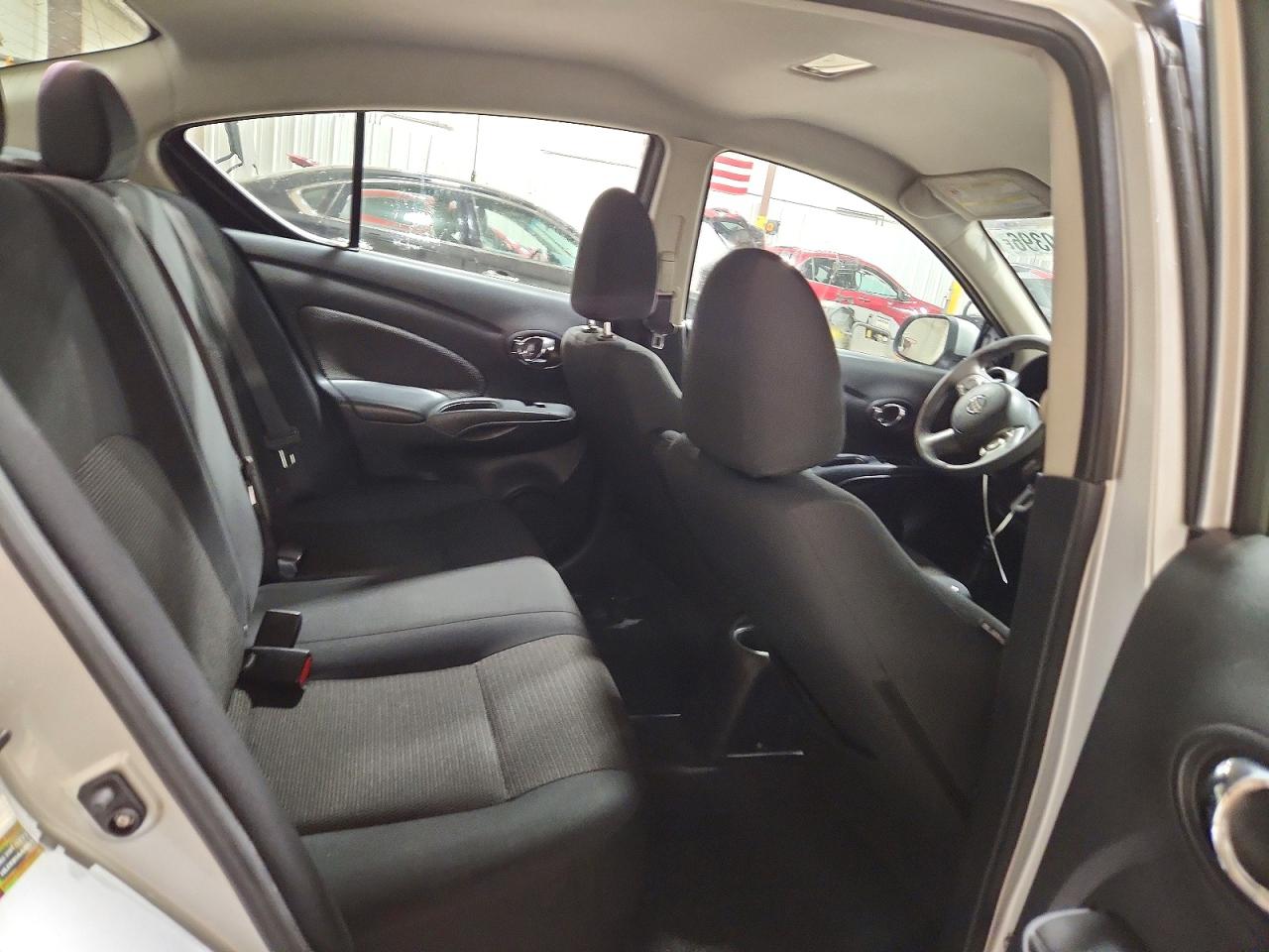 2013 Nissan Versa S Серебряный vin: 3N1CN7APXDL871891