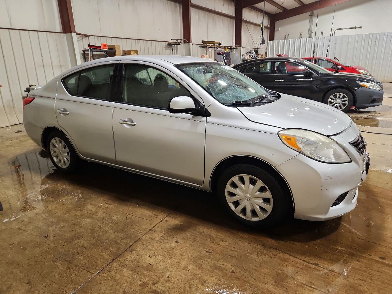 2013 Nissan Versa S Серебряный vin: 3N1CN7APXDL871891