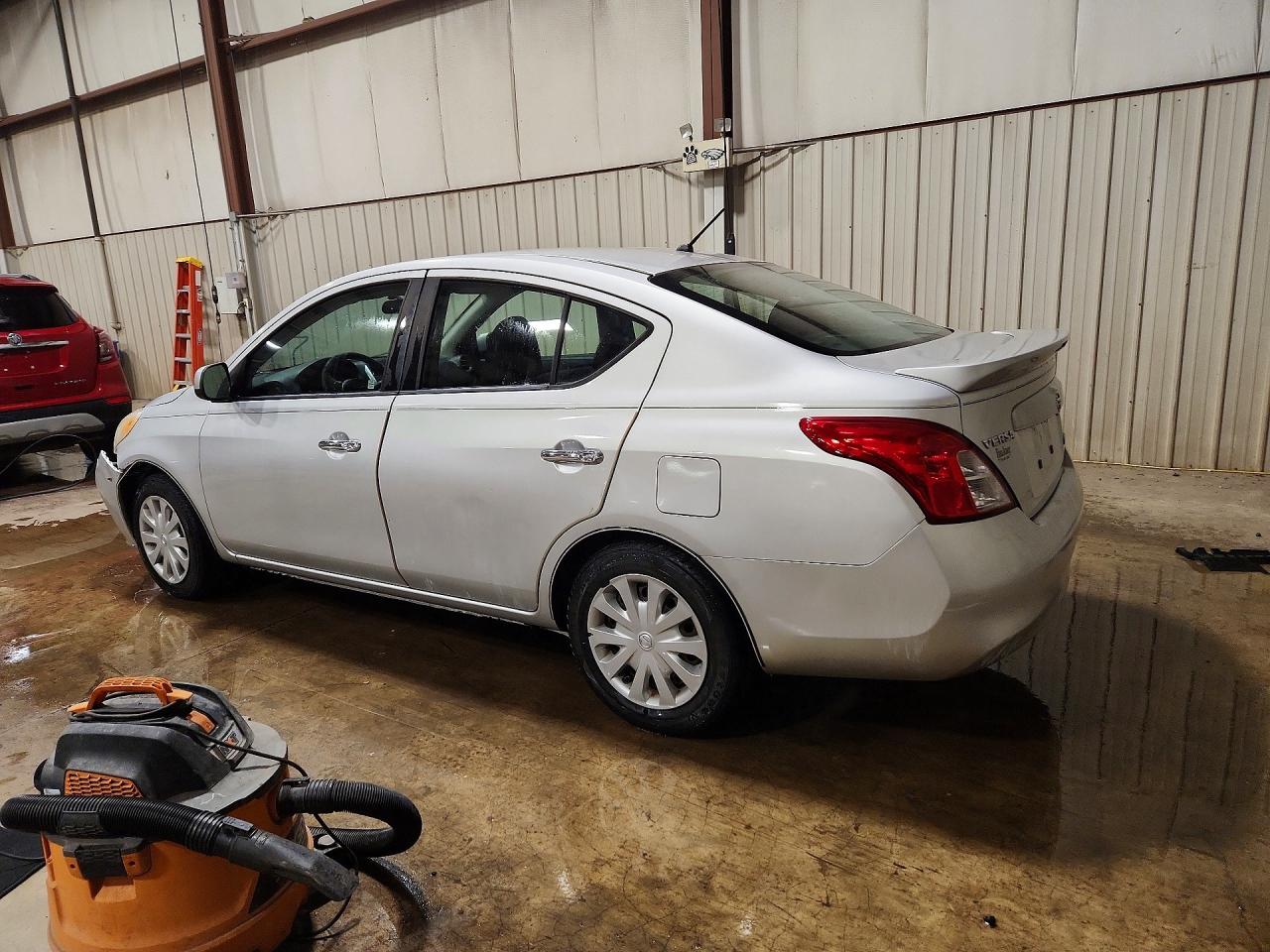 2013 Nissan Versa S Серебряный vin: 3N1CN7APXDL871891