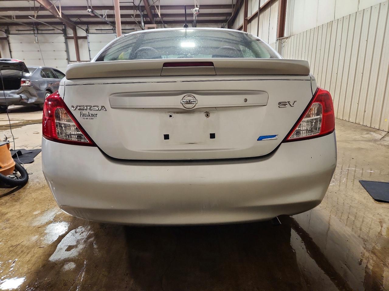 2013 Nissan Versa S Серебряный vin: 3N1CN7APXDL871891