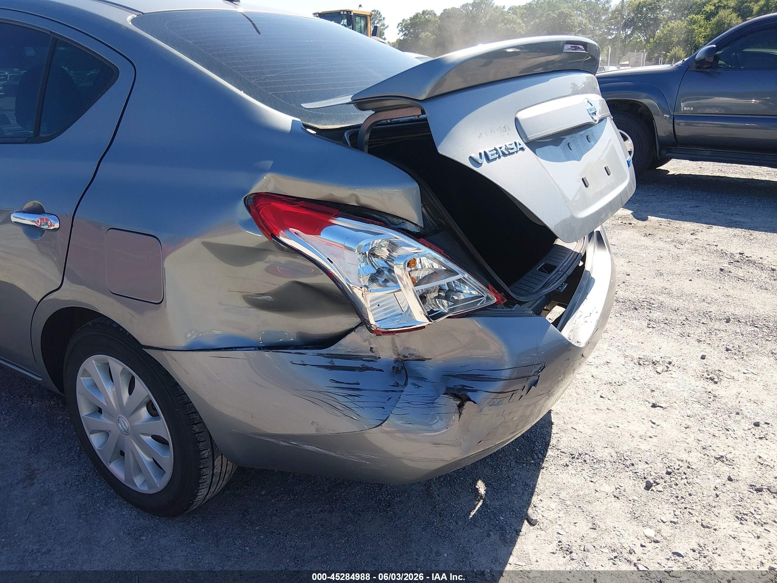 2013 Nissan Versa 1.6 Sv Silver vin: 3N1CN7APXDL880185