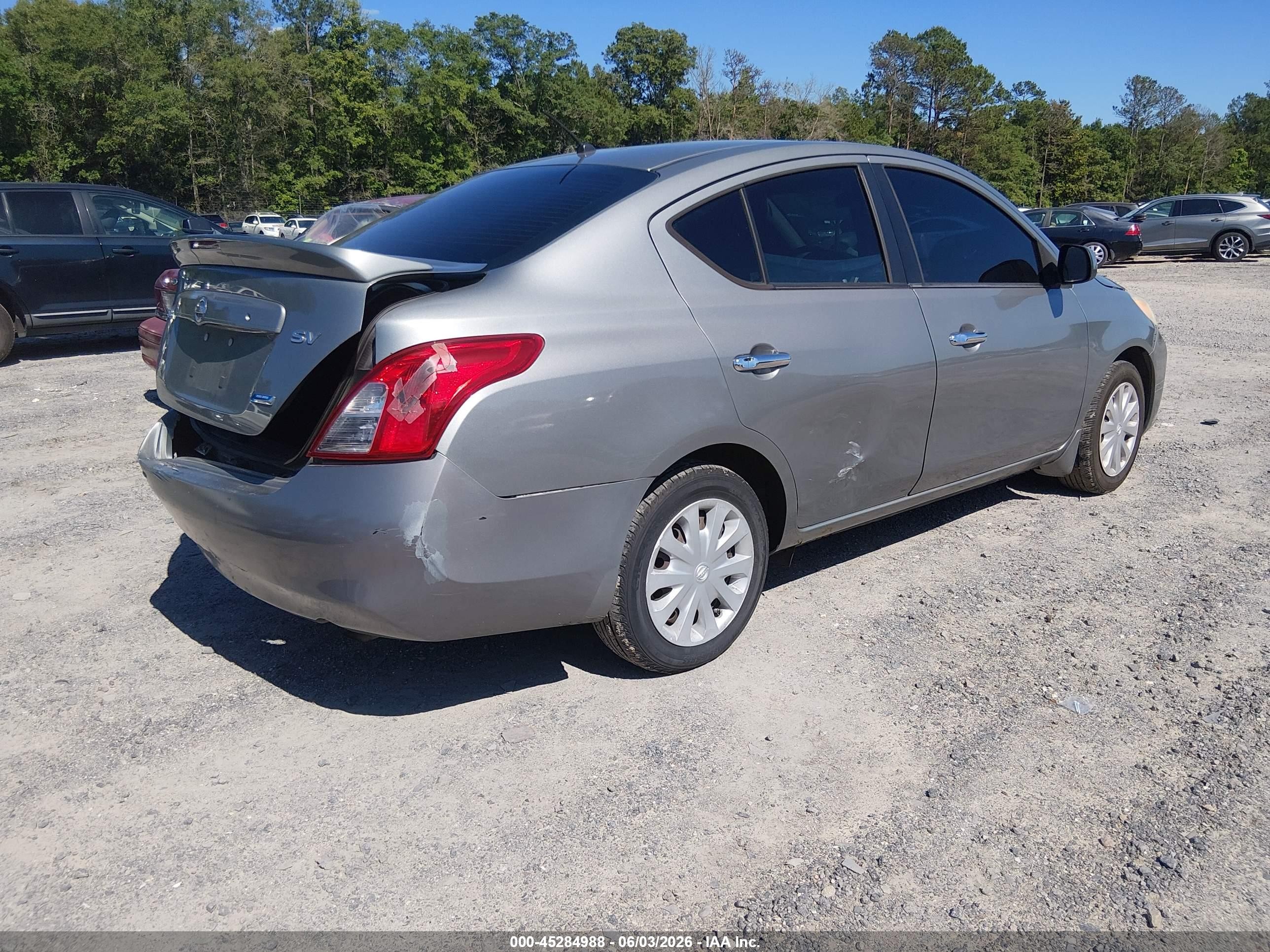 2013 Nissan Versa 1.6 Sv Silver vin: 3N1CN7APXDL880185