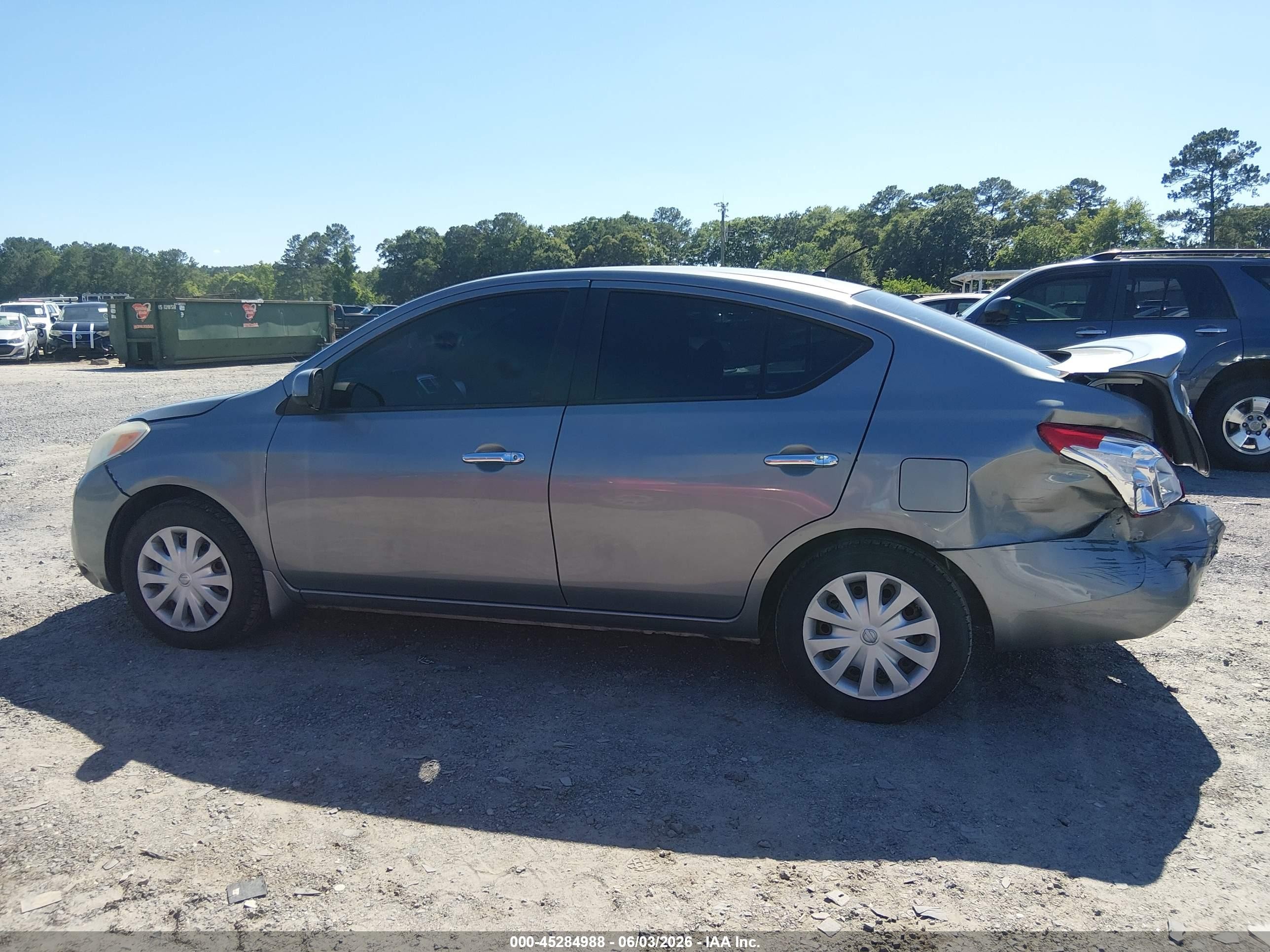 2013 Nissan Versa 1.6 Sv Silver vin: 3N1CN7APXDL880185