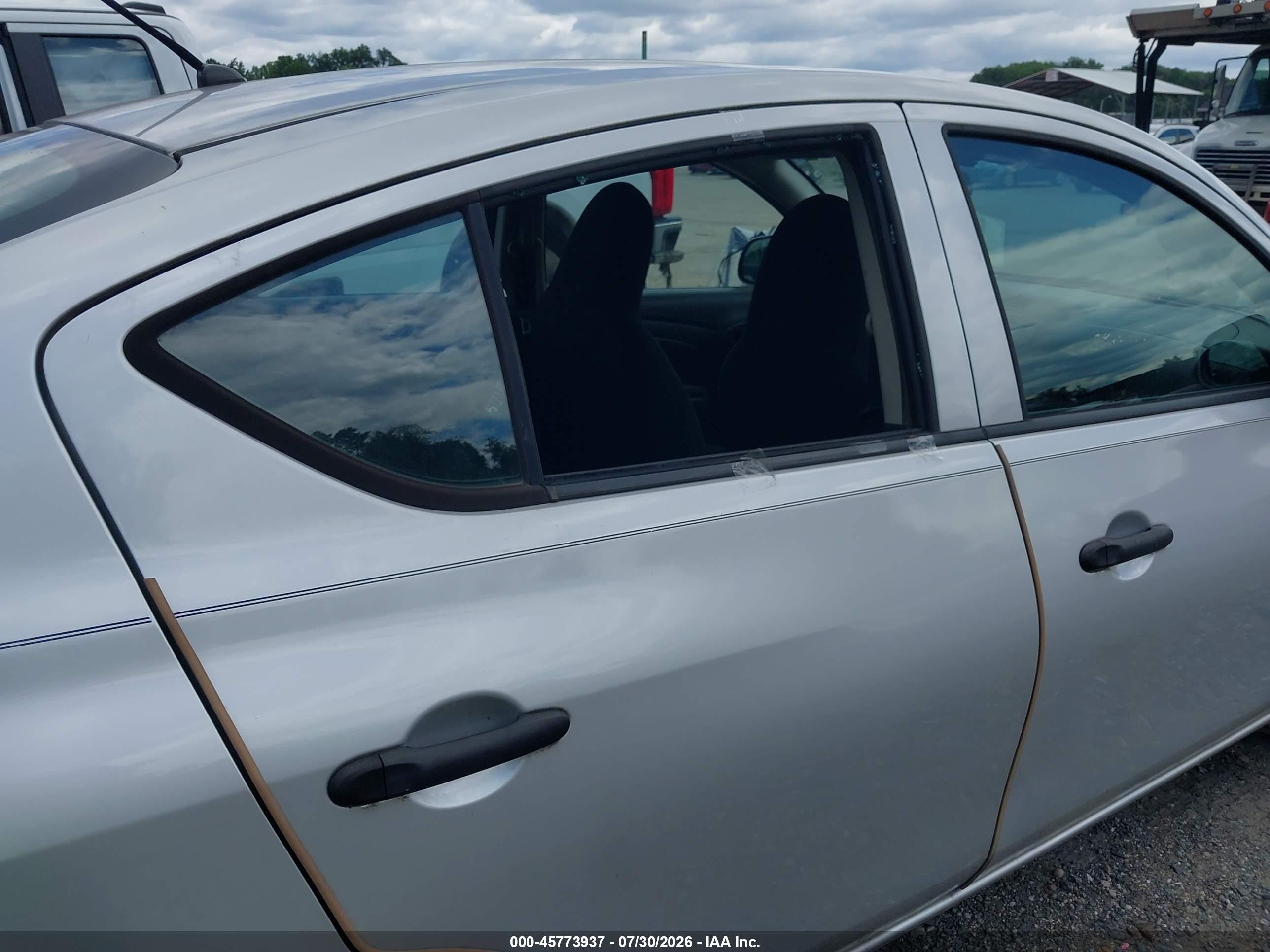 2013 Nissan Versa 1.6 S+ Silver vin: 3N1CN7APXDL881210