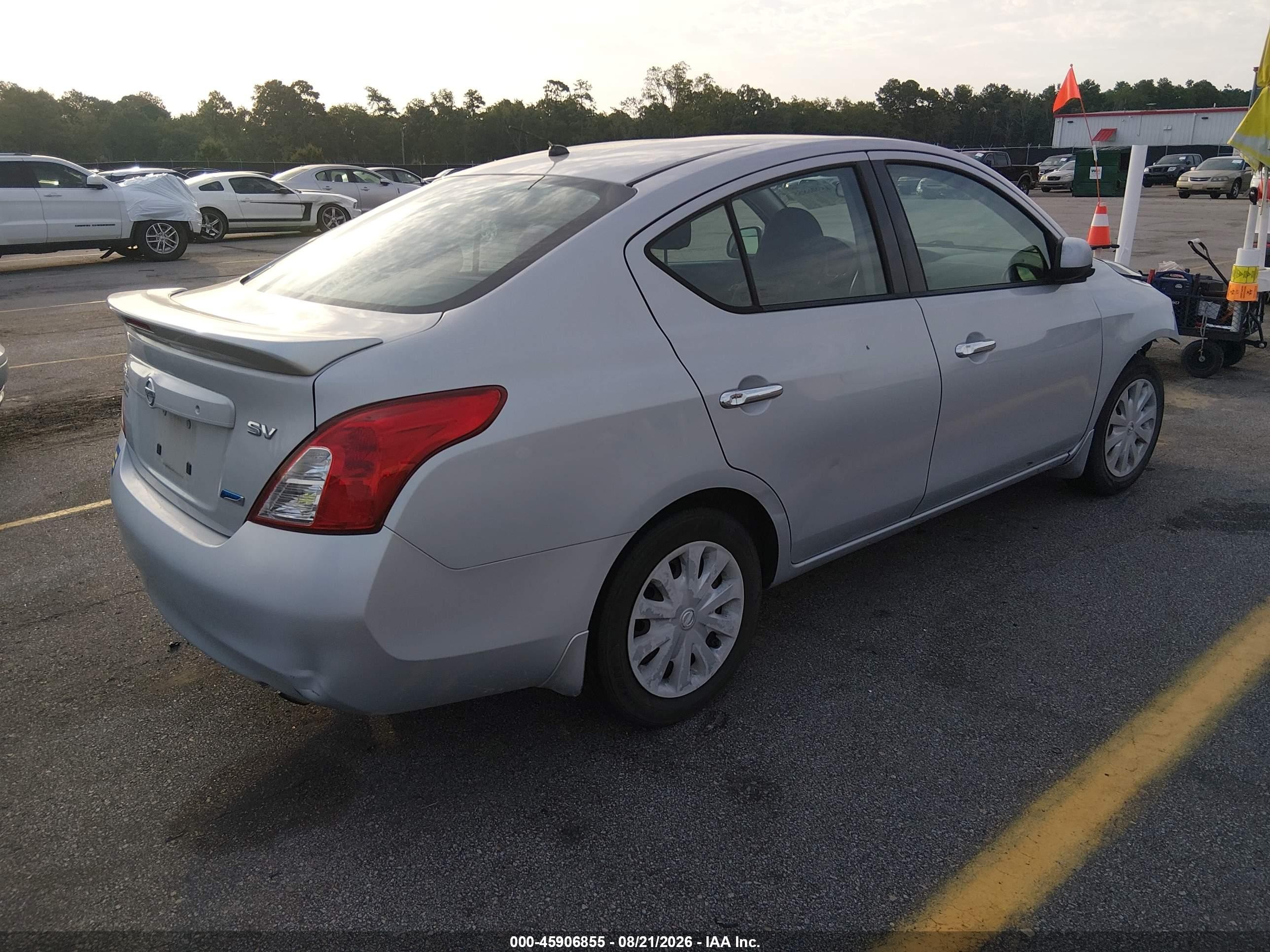 2014 Nissan Versa 1.6 Sv Silver vin: 3N1CN7APXEK455802