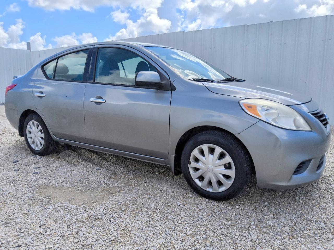 2014 Nissan Versa 1.6 S Silver vin: 3N1CN7APXEL829237