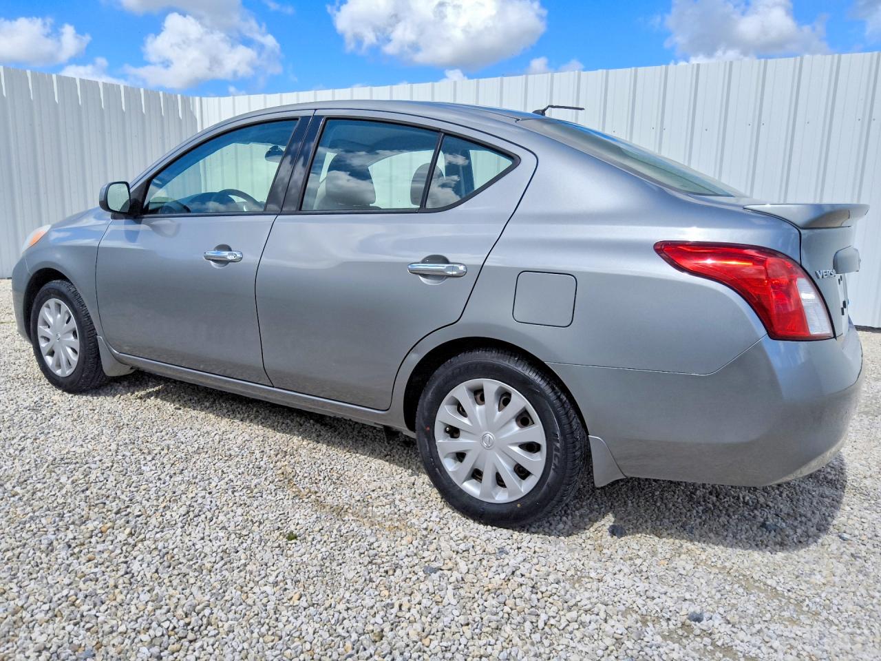 2014 Nissan Versa 1.6 S Silver vin: 3N1CN7APXEL829237