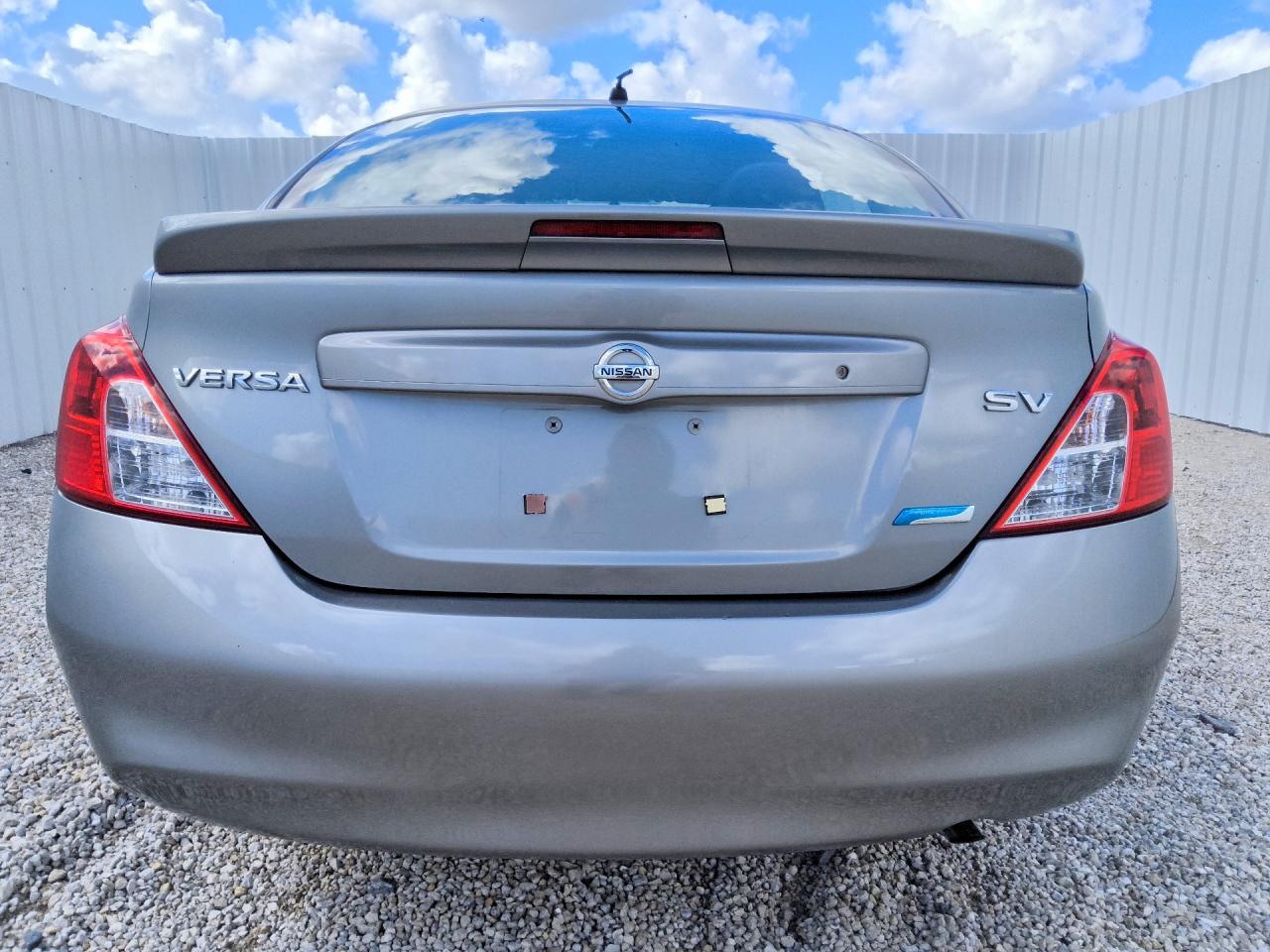 2014 Nissan Versa 1.6 S Silver vin: 3N1CN7APXEL829237