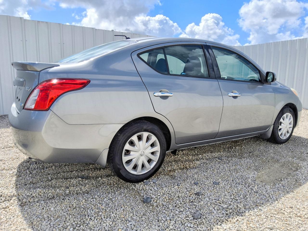 2014 Nissan Versa 1.6 S Silver vin: 3N1CN7APXEL829237