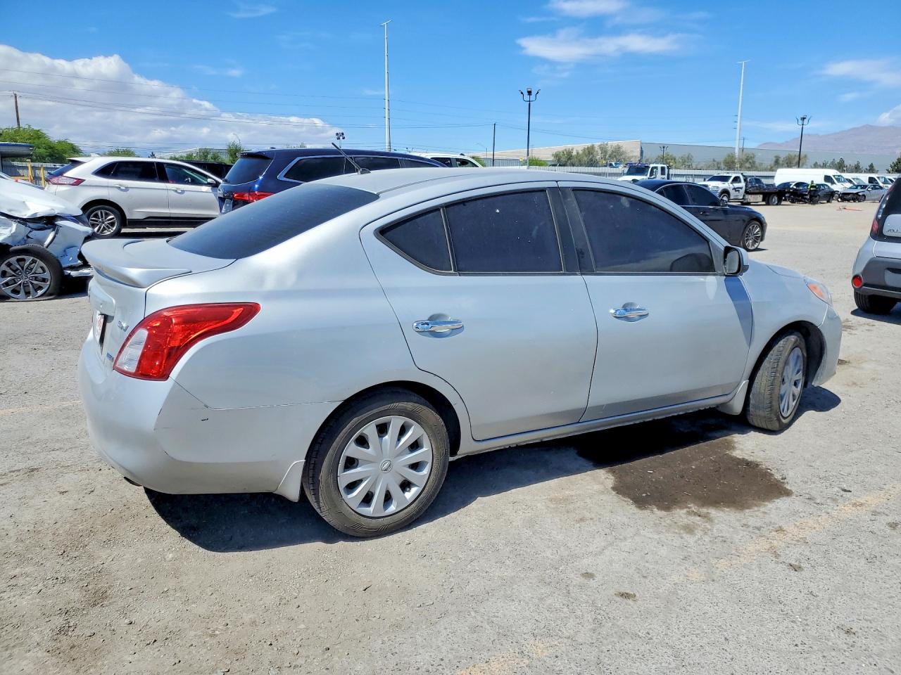 2014 Nissan Versa Silver vin: 3N1CN7APXEL877823