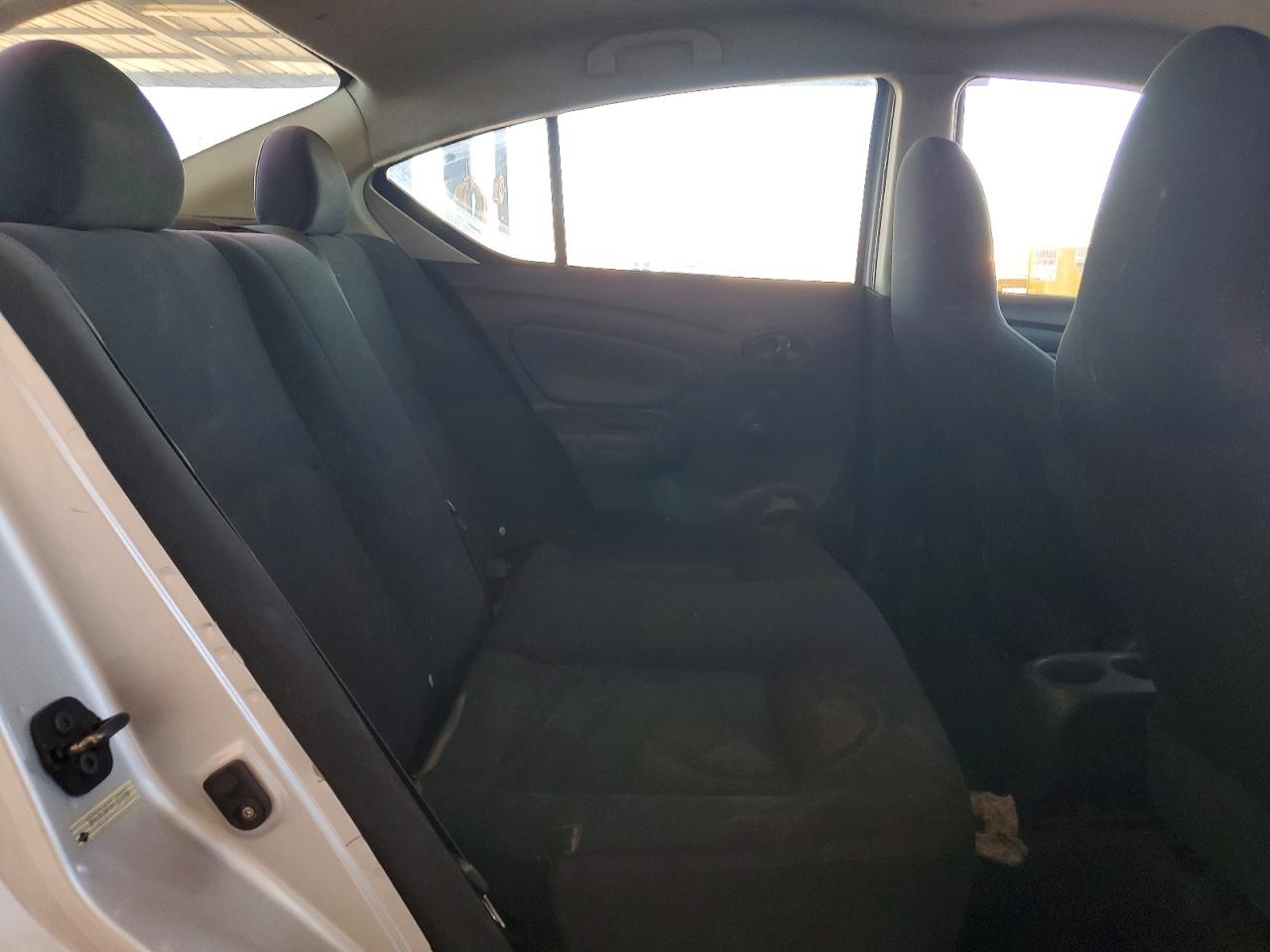 2015 Nissan Versa 1.6 S Silver vin: 3N1CN7APXFL830289