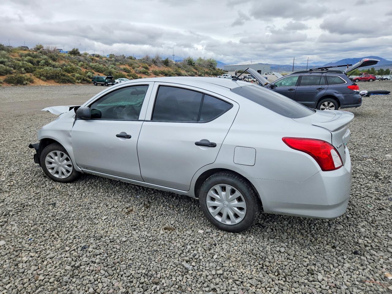 2015 Nissan Versa 1.6 S Plus Silver vin: 3N1CN7APXFL924317