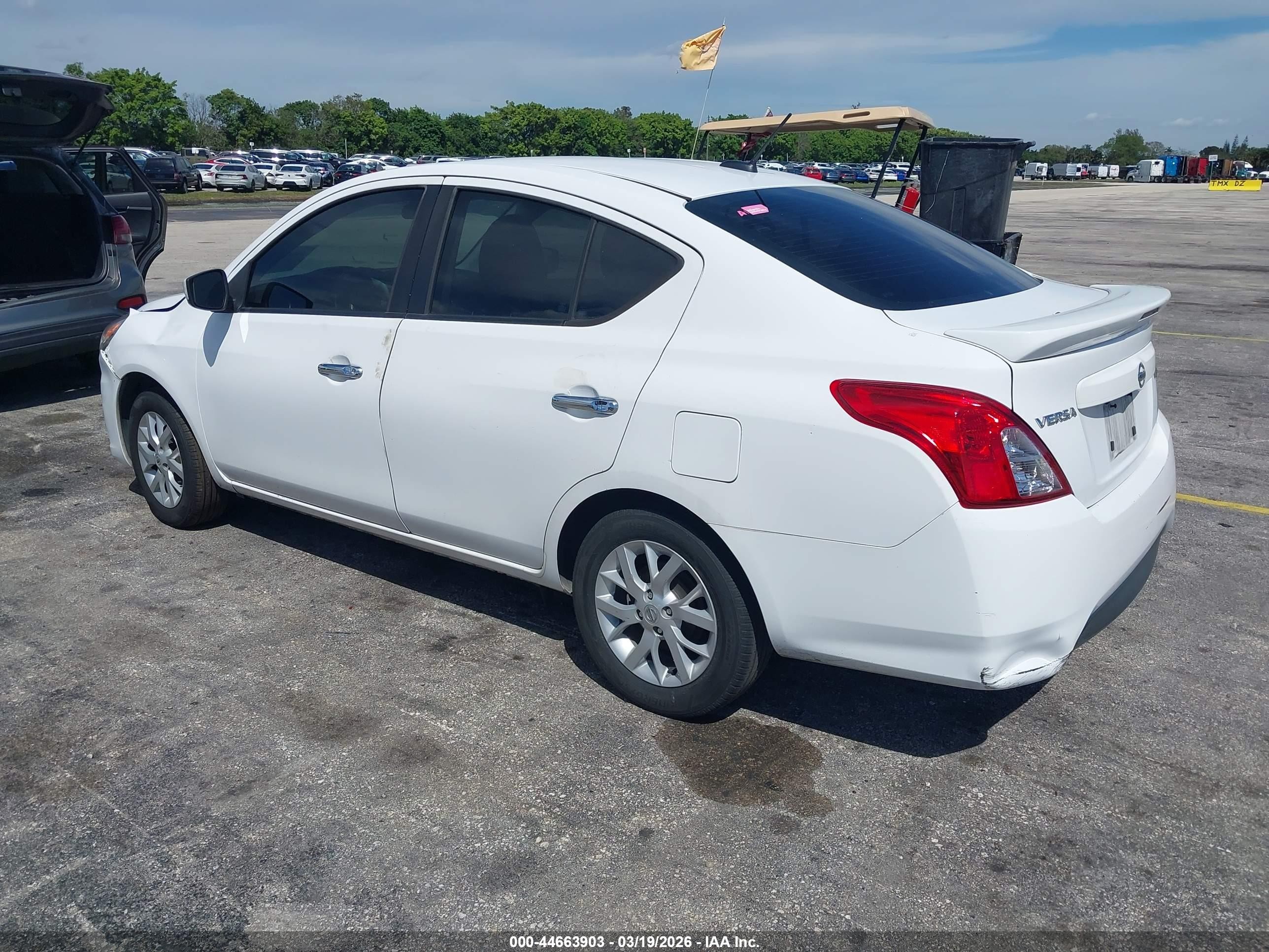 2018 Nissan Versa 1.6 Sv White vin: 3N1CN7APXJL837073