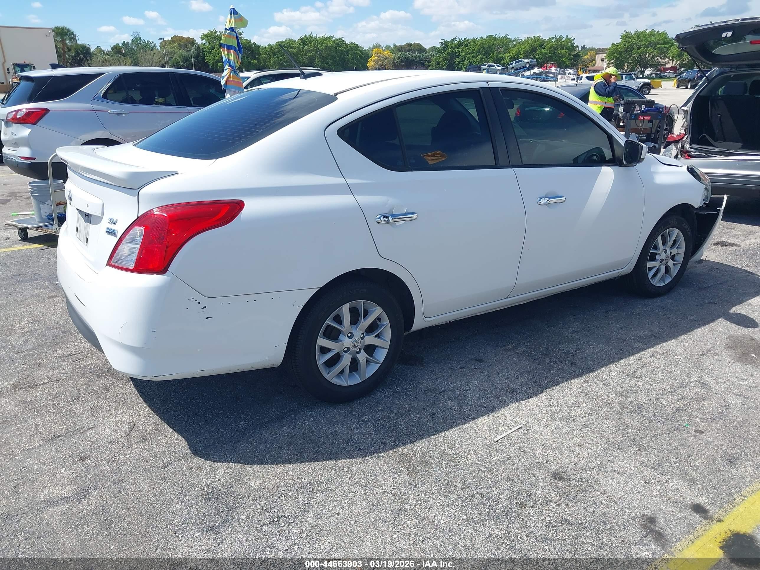 2018 Nissan Versa 1.6 Sv White vin: 3N1CN7APXJL837073