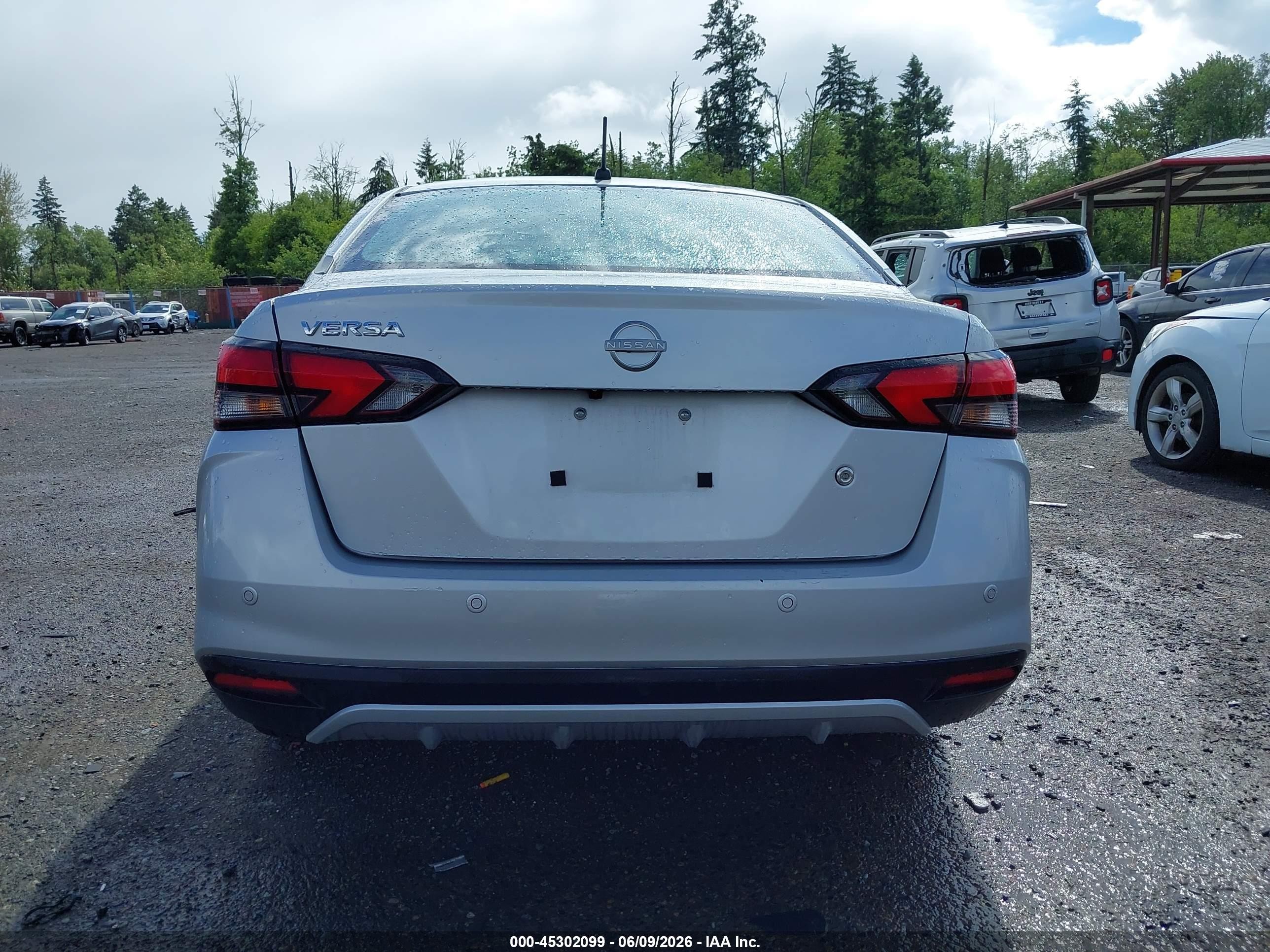 2024 Nissan Versa 1.6 S Silver vin: 3N1CN8DV0RL930650