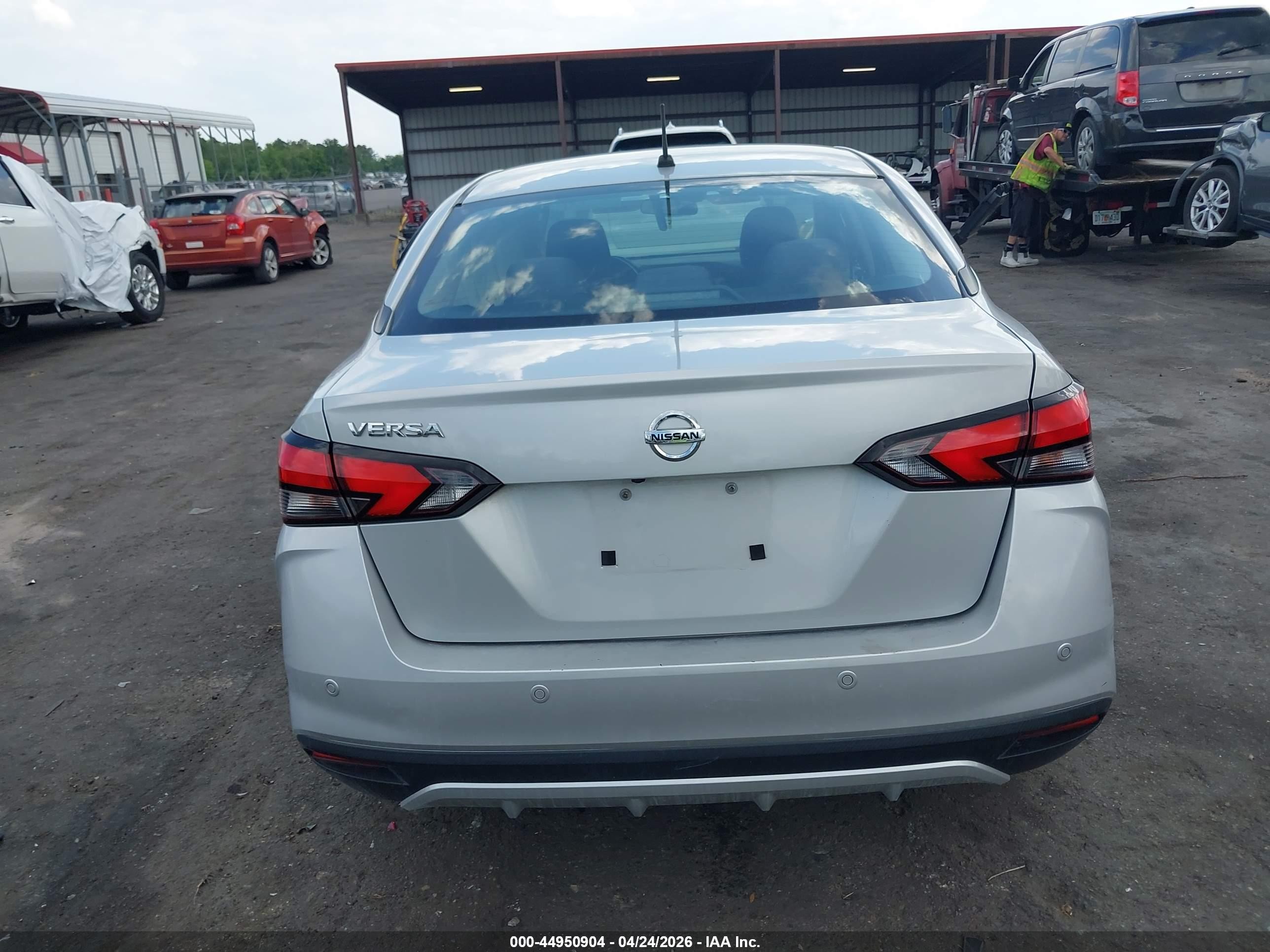 2020 Nissan Versa S Xtronic Cvt Серебряный vin: 3N1CN8DV7LL880854