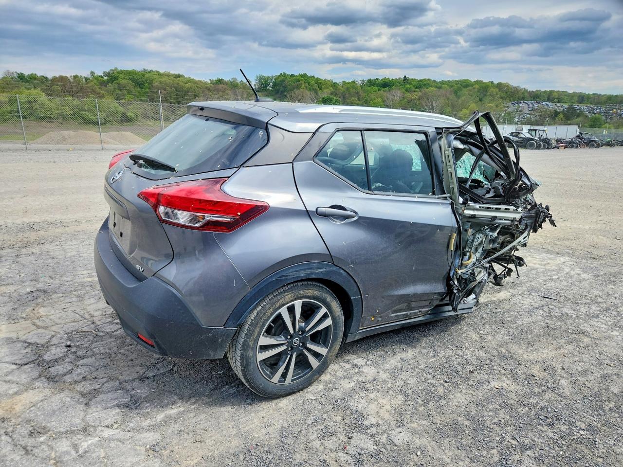 2019 Nissan Kicks Sv Gray vin: 3N1CP5CU0KL552742