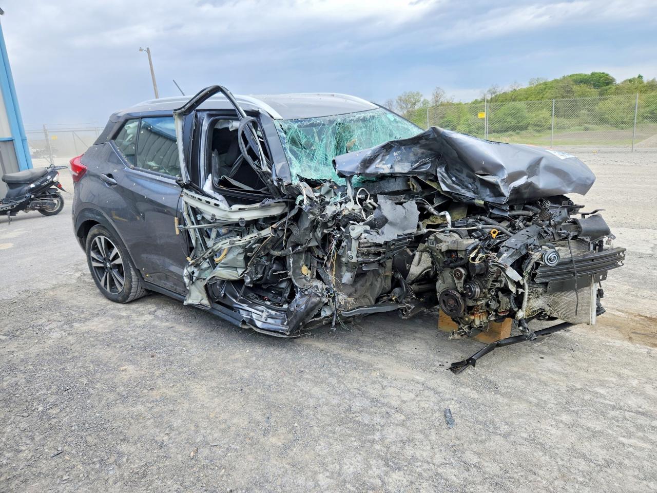 2019 Nissan Kicks Sv Gray vin: 3N1CP5CU0KL552742