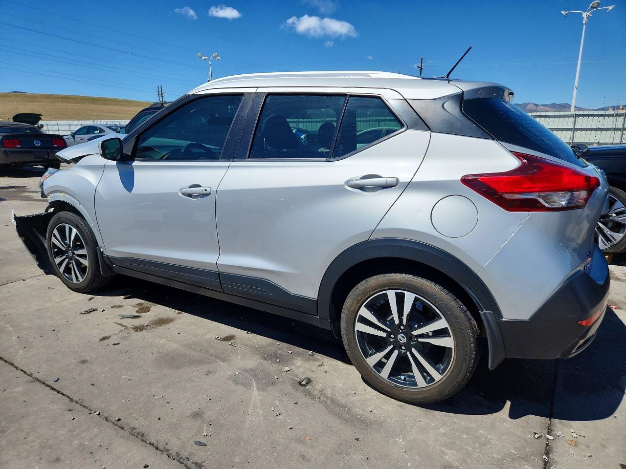 2019 Nissan Kicks Sv Серебряный vin: 3N1CP5CU0KL558475