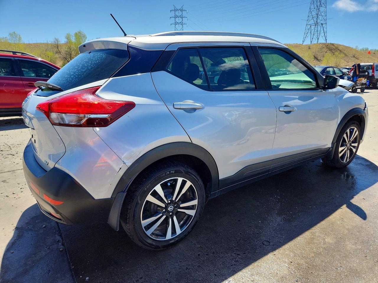 2019 Nissan Kicks Sv Серебряный vin: 3N1CP5CU0KL558475