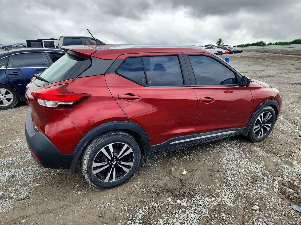 2018 Nissan Kicks Sr Burgundy vin: 3N1CP5CU1JL531882