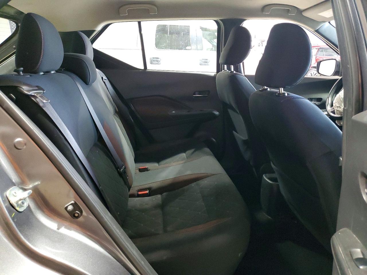 2018 Nissan Kicks Sr Gray vin: 3N1CP5CU3JL542771