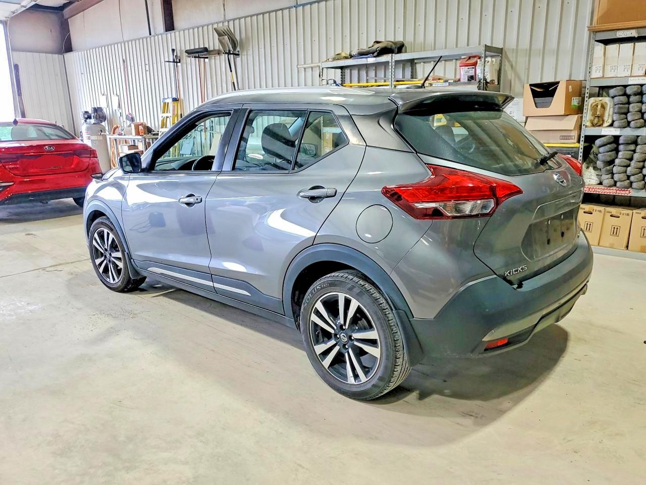 2018 Nissan Kicks Sr Gray vin: 3N1CP5CU3JL542771
