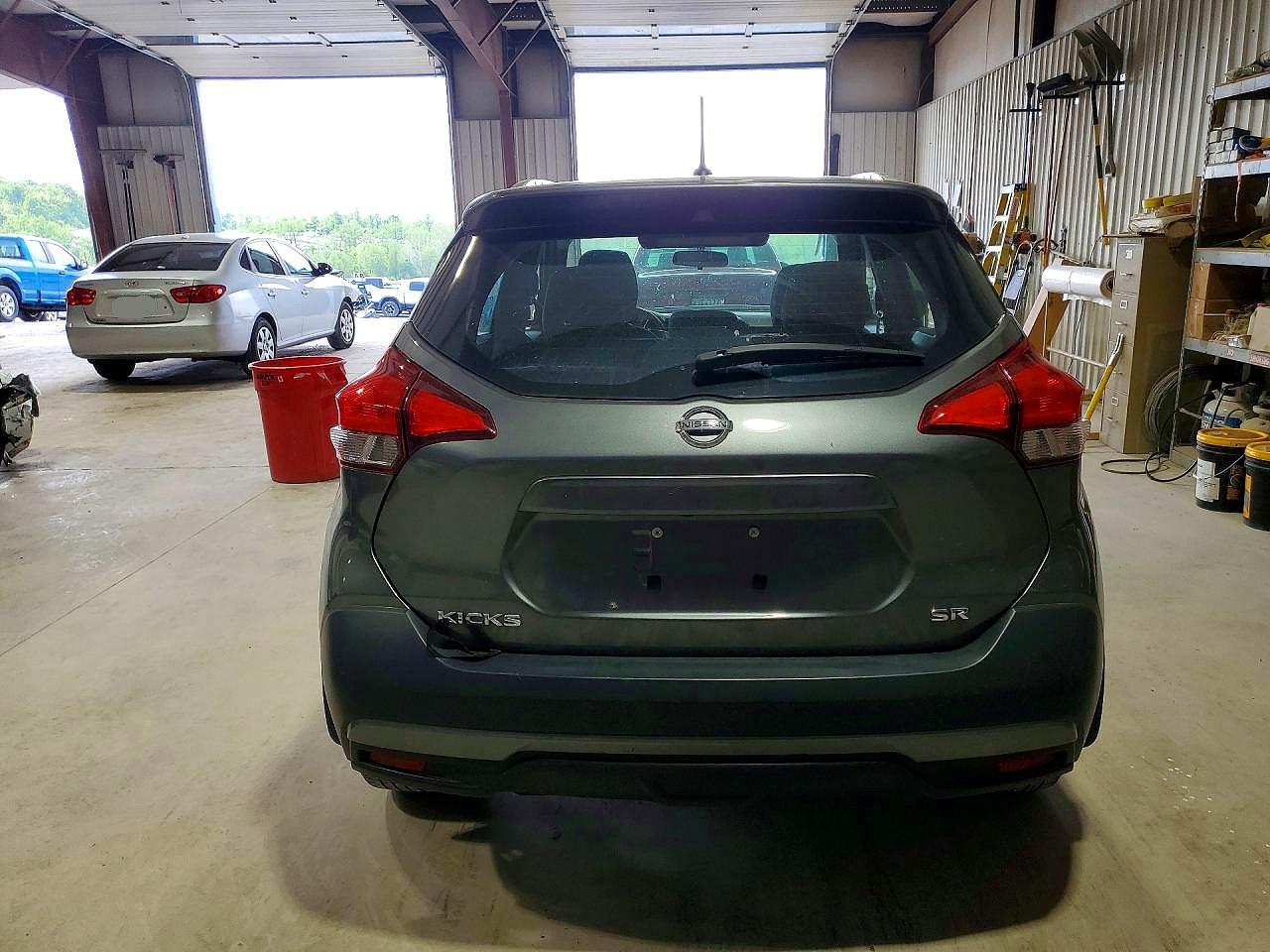 2018 Nissan Kicks Sr Gray vin: 3N1CP5CU3JL542771