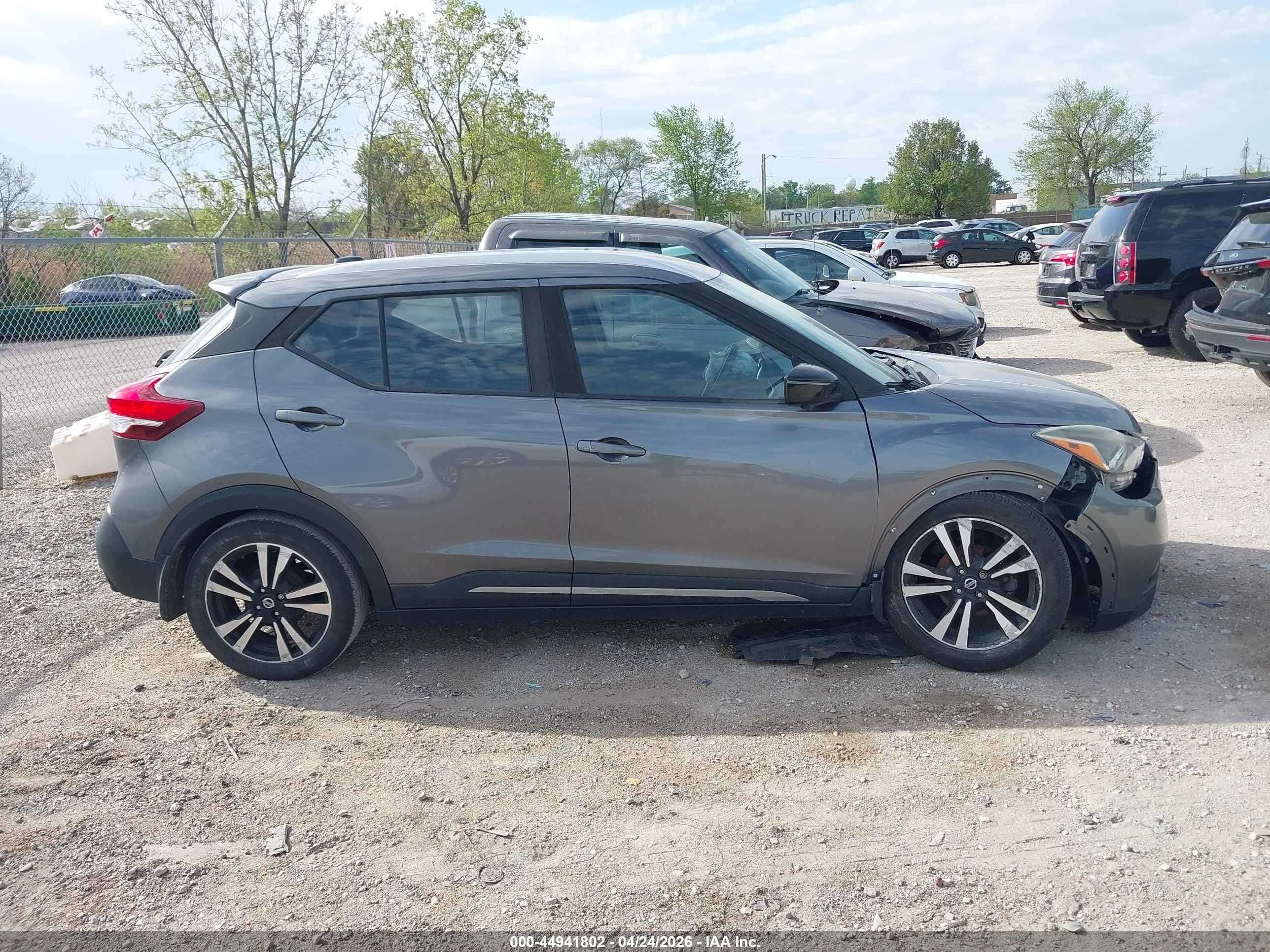 2019 Nissan Kicks Sr Серый vin: 3N1CP5CU4KL528640