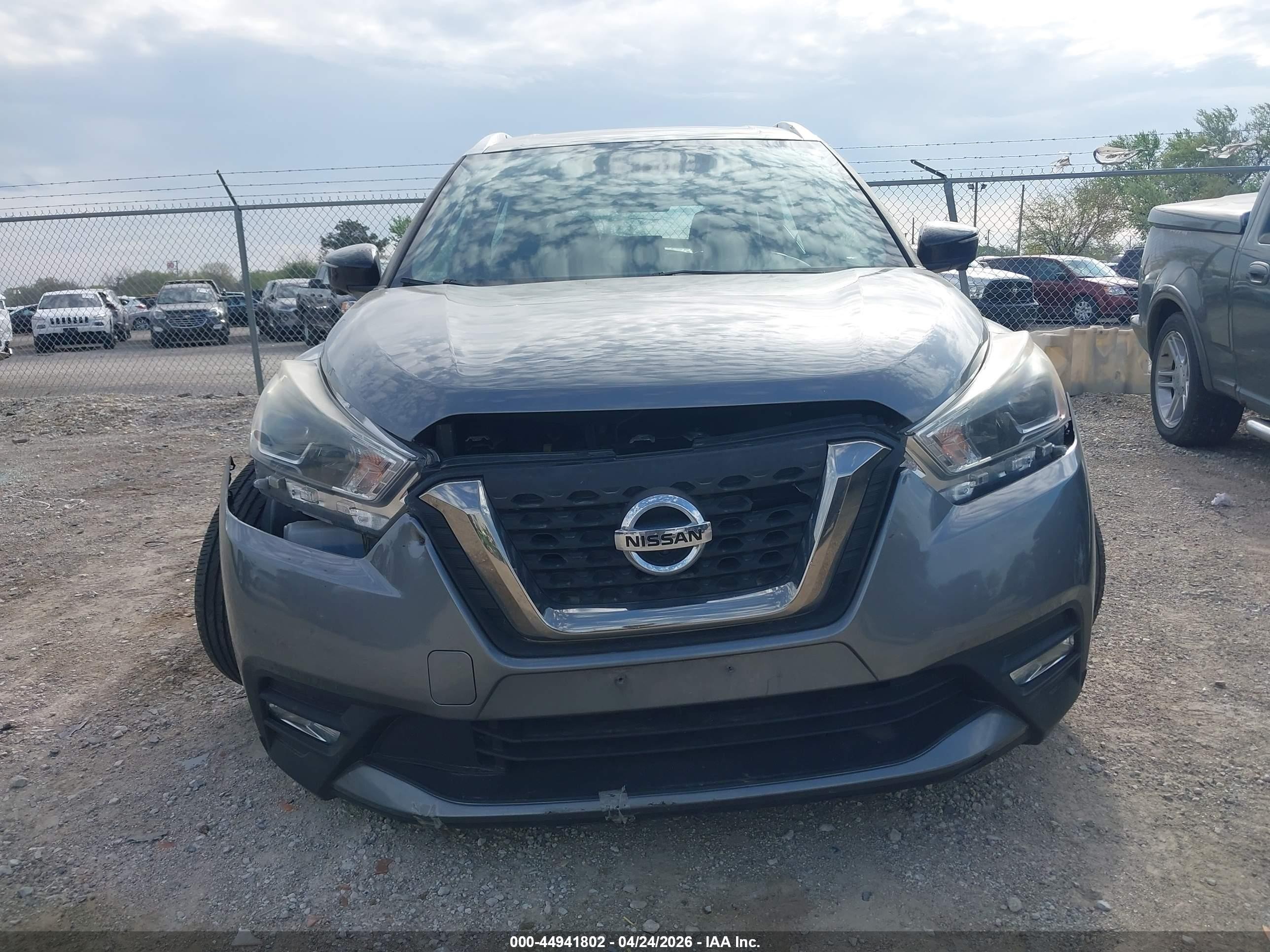 2019 Nissan Kicks Sr Серый vin: 3N1CP5CU4KL528640