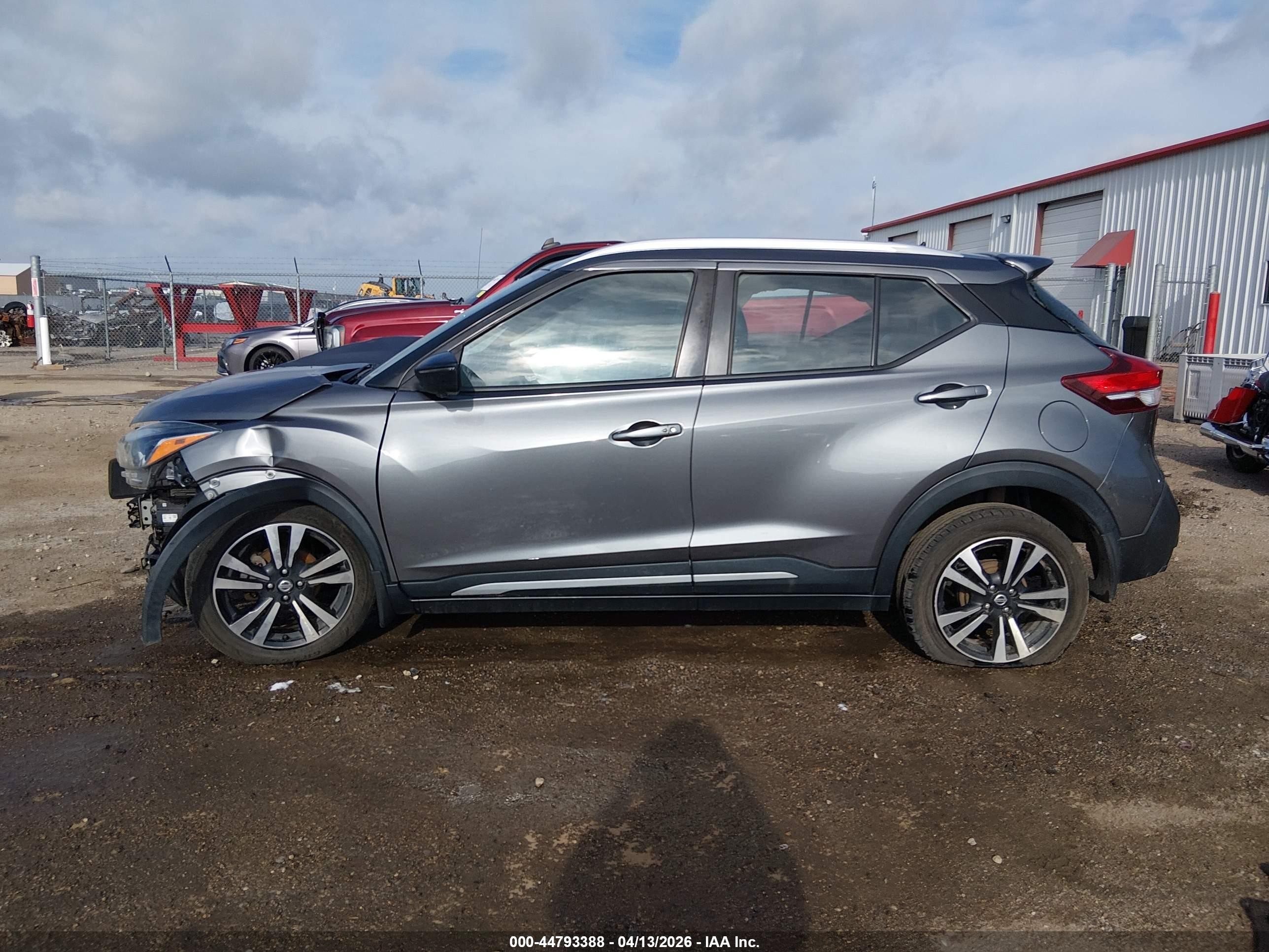 2019 Nissan Kicks Sr Серый vin: 3N1CP5CU6KL538828
