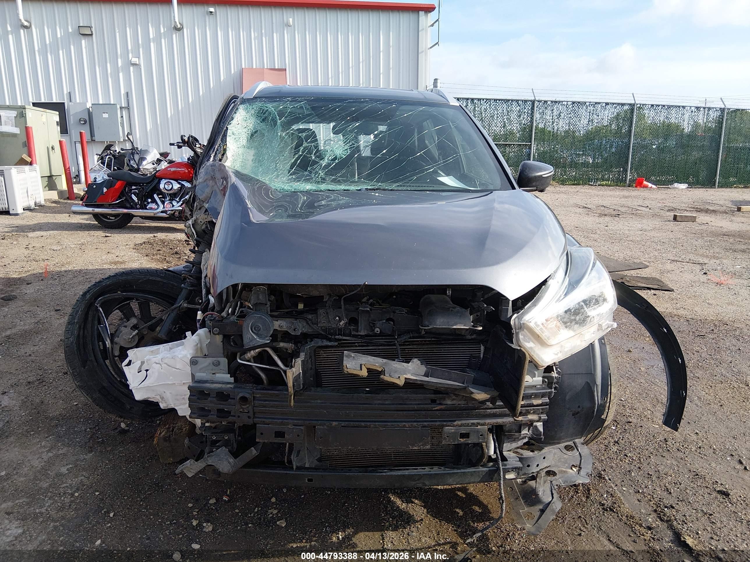 2019 Nissan Kicks Sr Серый vin: 3N1CP5CU6KL538828
