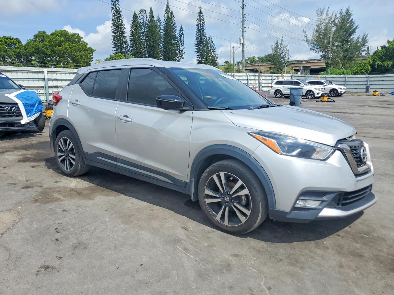 2019 Nissan Kicks Sr Silver vin: 3N1CP5CU7KL527871