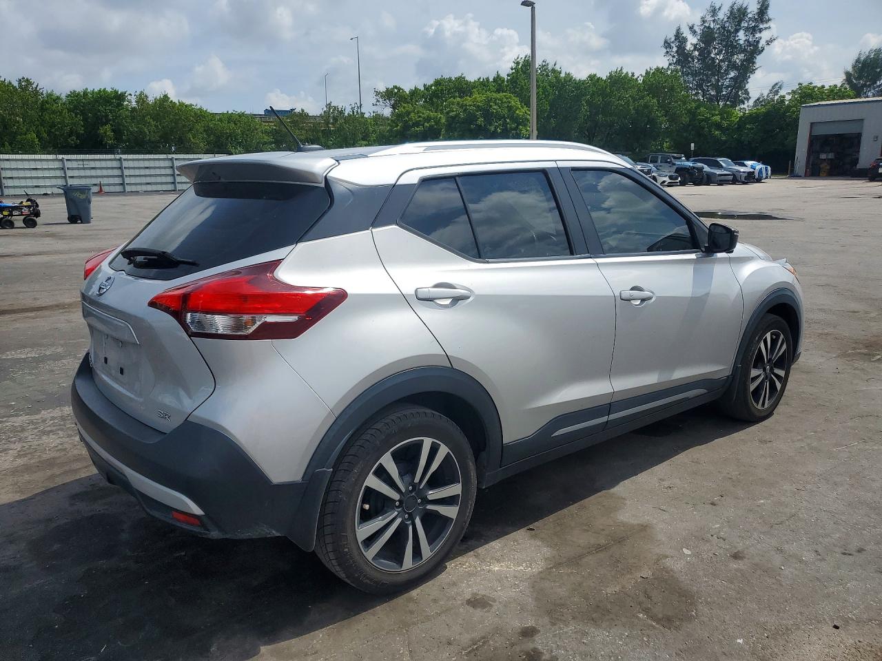 2019 Nissan Kicks Sr Silver vin: 3N1CP5CU7KL527871