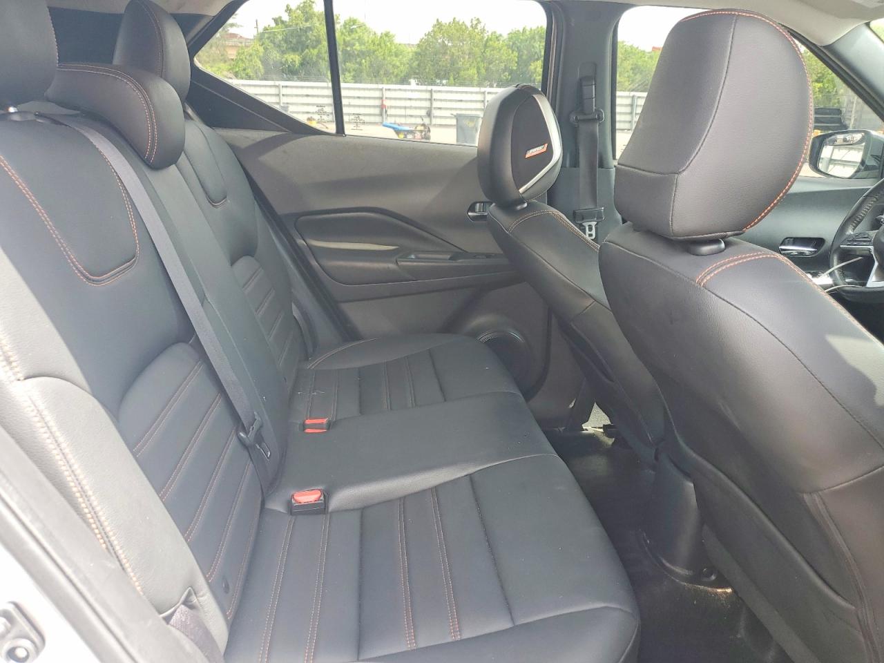 2019 Nissan Kicks Sr Silver vin: 3N1CP5CU7KL527871