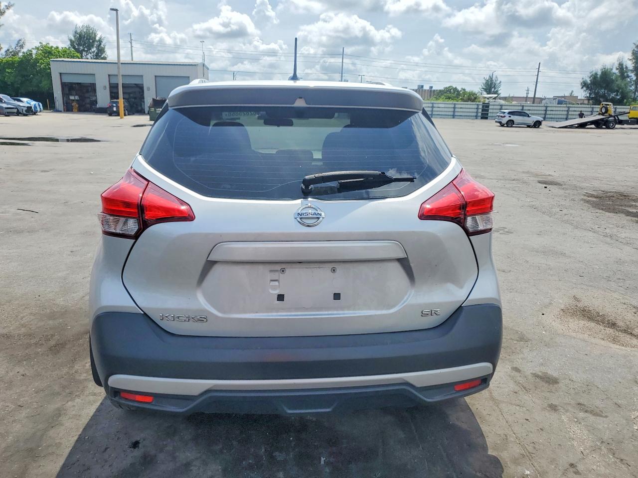 2019 Nissan Kicks Sr Silver vin: 3N1CP5CU7KL527871