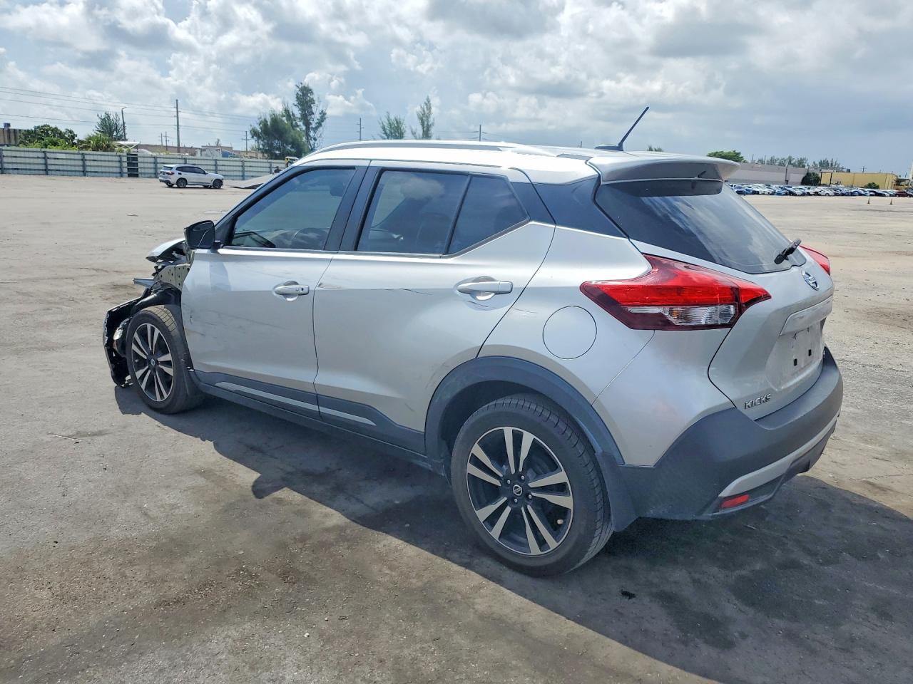 2019 Nissan Kicks Sr Silver vin: 3N1CP5CU7KL527871