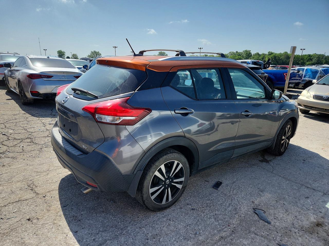 2019 Nissan Kicks Sv Silver vin: 3N1CP5CUXKL568673
