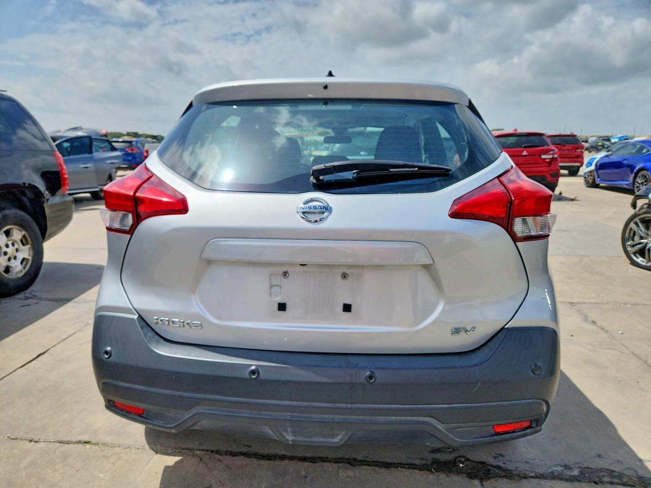 2020 Nissan Kicks Sv Silver vin: 3N1CP5CV2LL520918