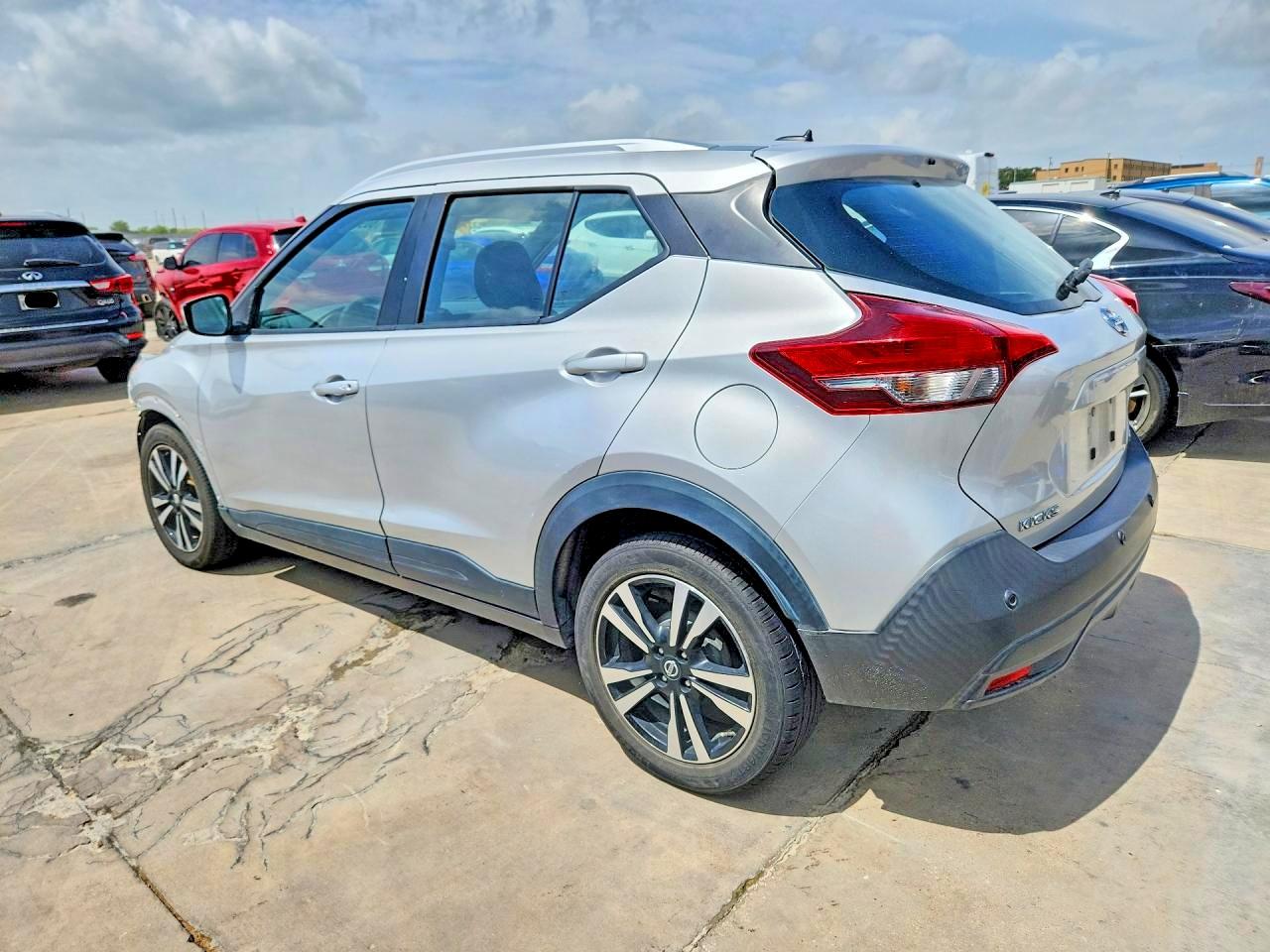 2020 Nissan Kicks Sv Silver vin: 3N1CP5CV2LL520918
