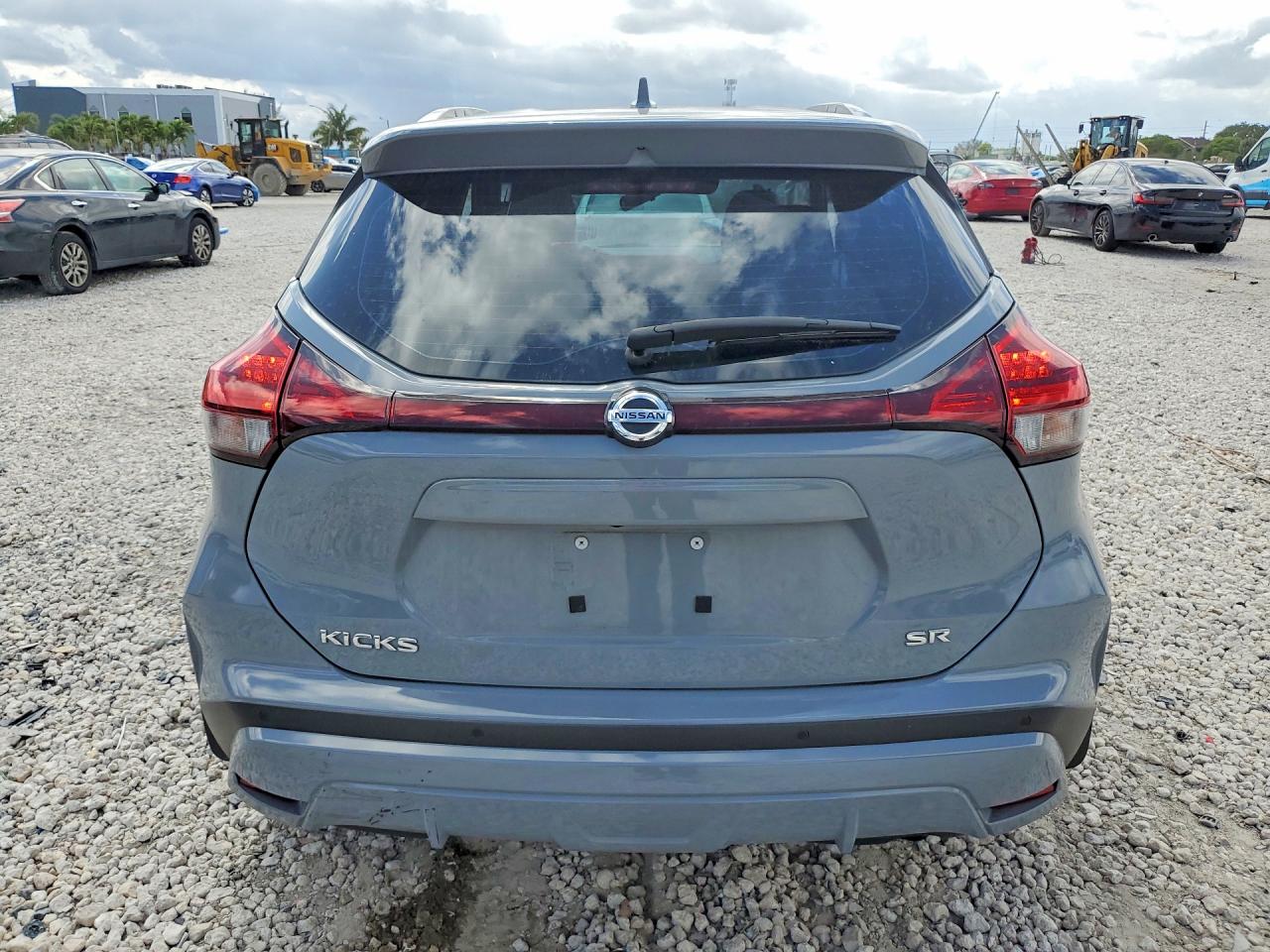 2021 Nissan Kicks Sr Gray vin: 3N1CP5DVXML479793