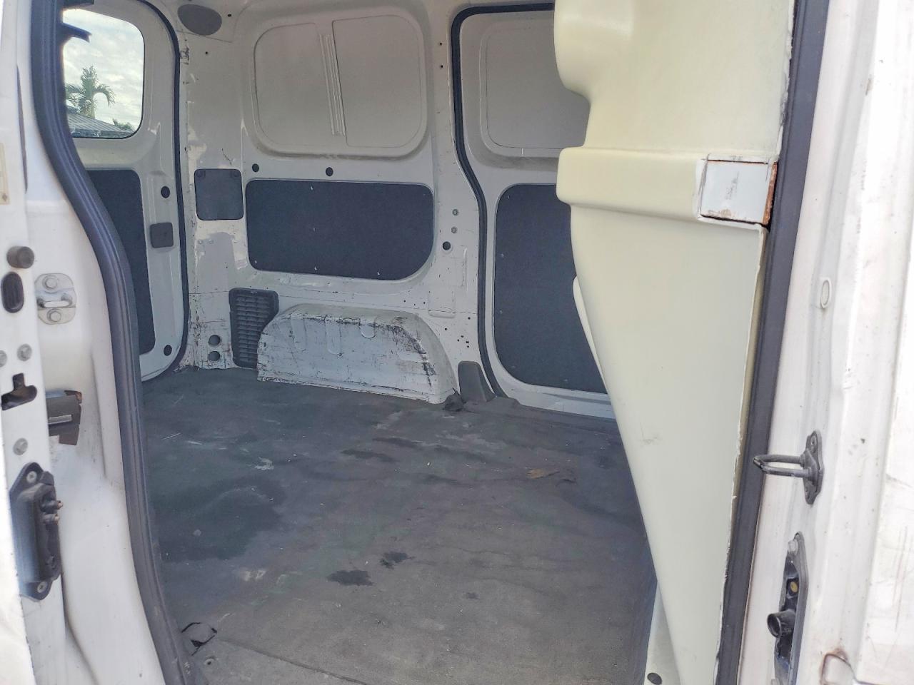 2015 Nissan Nv200 Sv White vin: 3N6CM0KN8FK735995