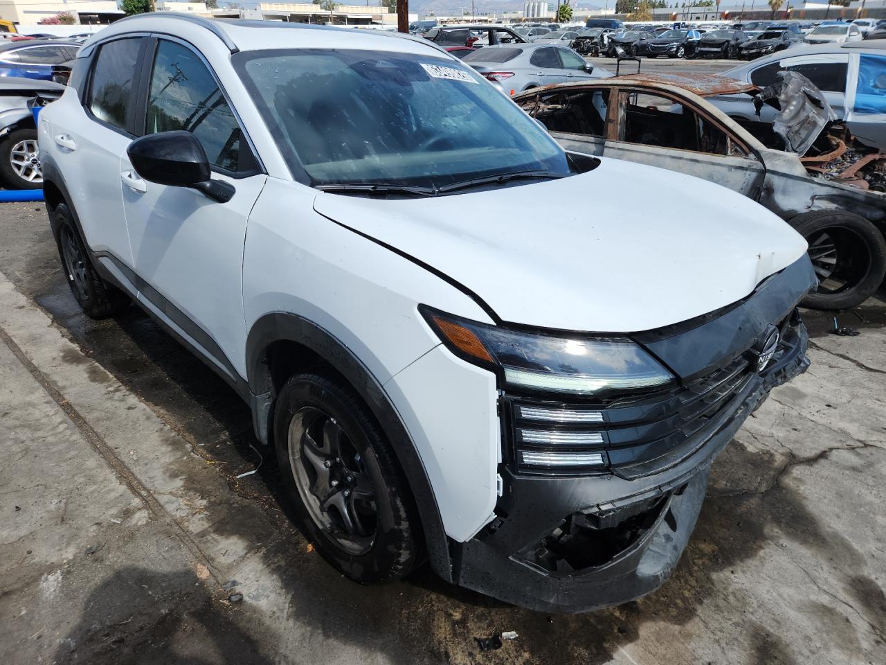 2026 Nissan Kicks Sv White vin: 3N8AP6CE4TL337888 Damage: Front Bumper Right Molding, Broken, Replacement Required