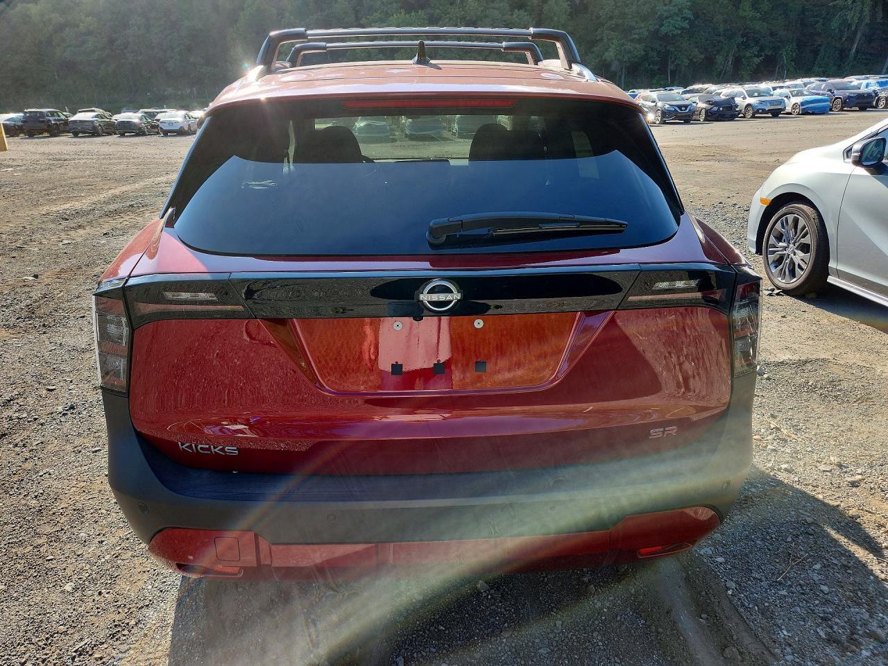 2026 Nissan Kicks Sr Red vin: 3N8AP6DA0TL312286